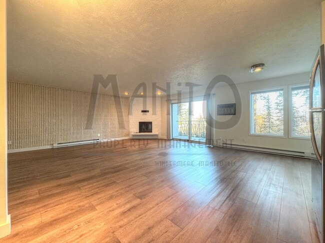 Building Photo - Spacious South Hill Condo