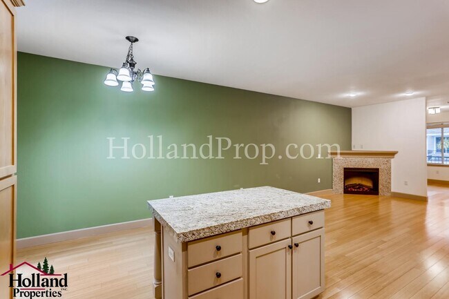 Building Photo - Pet free 3 bedroom Home with natural light...