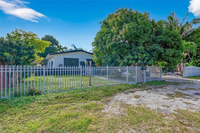 Building Photo - 524 NE 160th Terrace