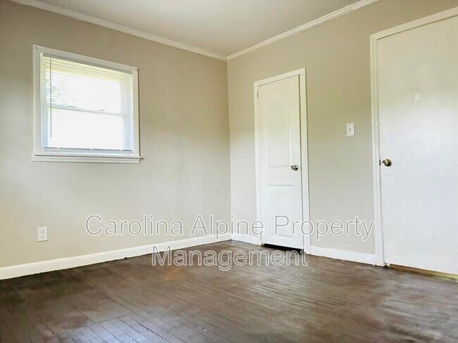 Building Photo - 1320 Kenly St