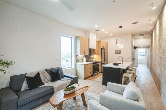 Building Photo - 700 Denson Dr