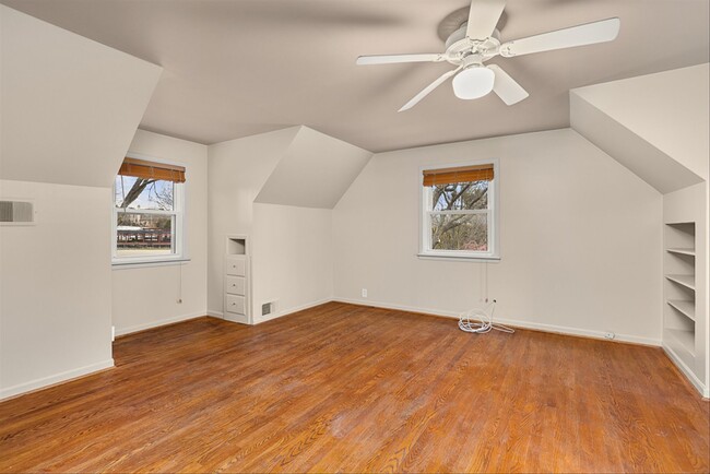 Building Photo - 5631 S Oak St