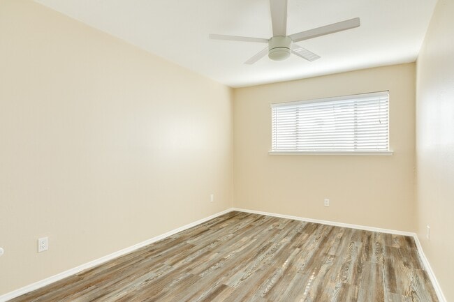 Building Photo - 7140 N Holiday Dr