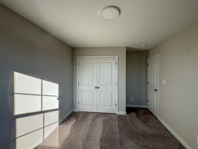 Building Photo - Stunning 4 Bed Home with Fenced Backyard