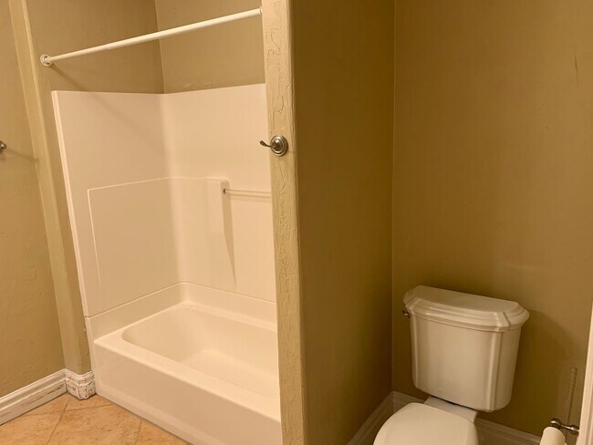 Building Photo - 5 bedroom 3 bathroom gorgeous house with v...