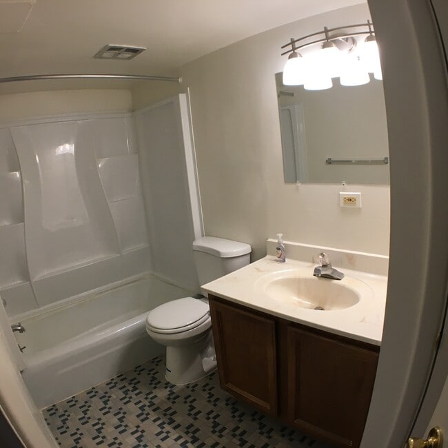 Building Photo - Spacious 1 BR 1BA split-level condo. Most ...