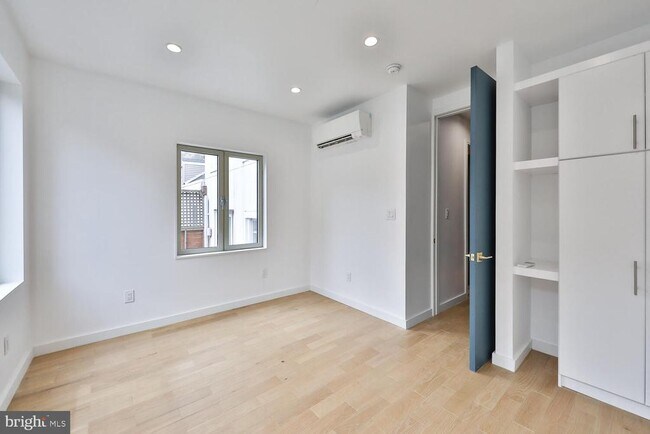 Building Photo - 725 S 6th St