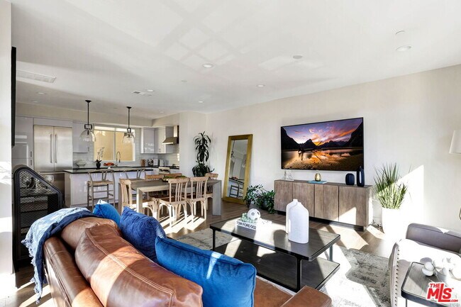 Building Photo - 1414 1/2 N Stanley Ave