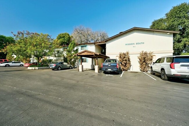 Building Photo - 711 Eberhart Ln