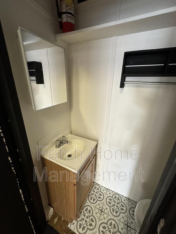 Building Photo - 107 E Main St