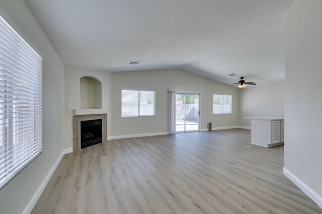 Building Photo - Stunning 3 bedroom, 2 bathroom house located in Silverado Ranch.