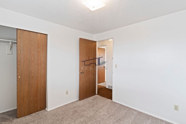 Building Photo - Roy Utah Twin Home for Lease!