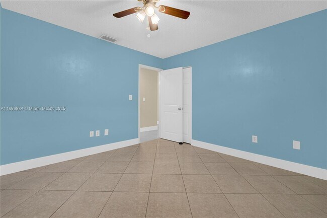 Building Photo - 2560 W 60th St