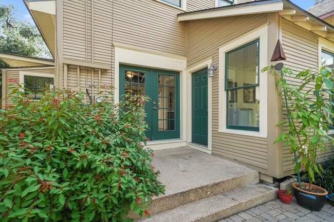 Building Photo - 406 Sul Ross St
