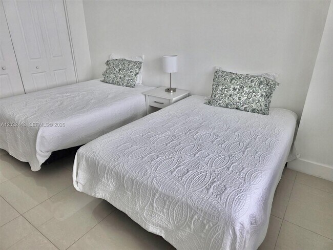 Building Photo - 3505 S Ocean Dr