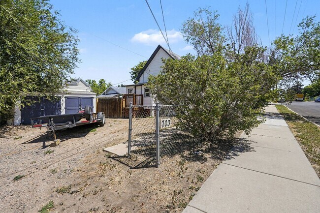 Building Photo - Charming 2 Bed / 1 Bath Duplex with Private Yard & Off-Street Parking