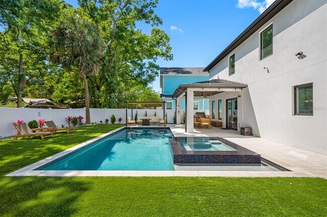 Building Photo - 902 W Plymouth St