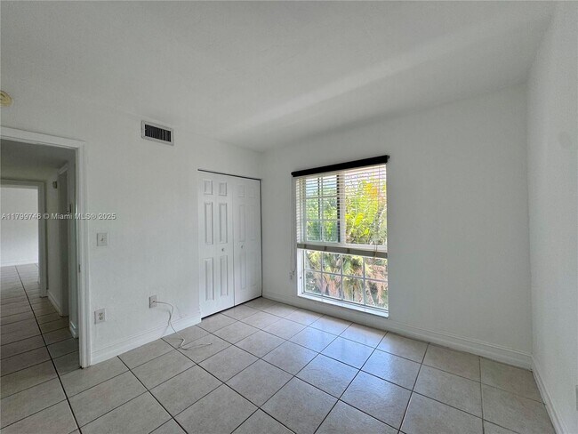 Building Photo - 290 Sunrise Dr