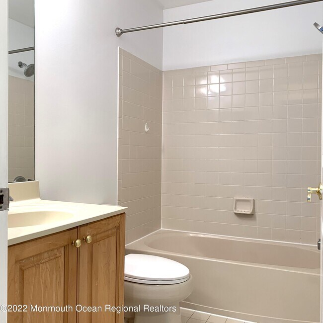 Building Photo - 17 Persimmon Ln