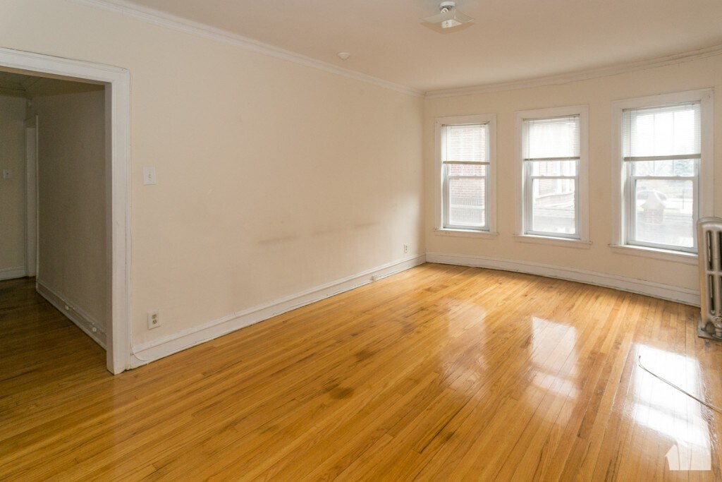 Building Photo - 5220 N Damen Ave