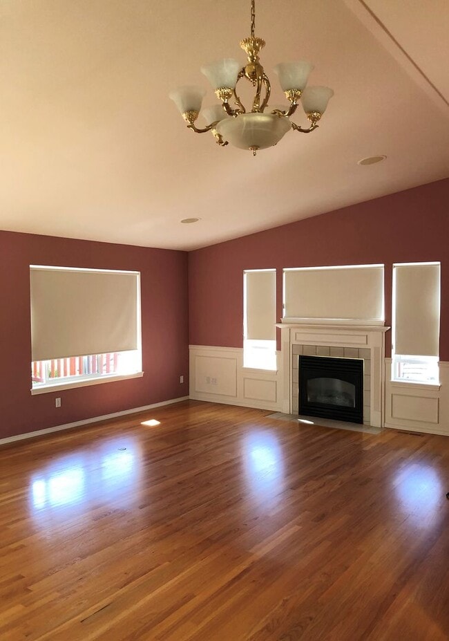 Building Photo - UNIQUE RAMBLER with views in Dockside at Kitsap Lake!