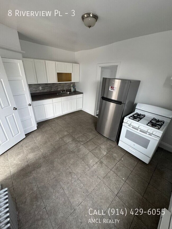 Building Photo - 8 Riverview Pl
