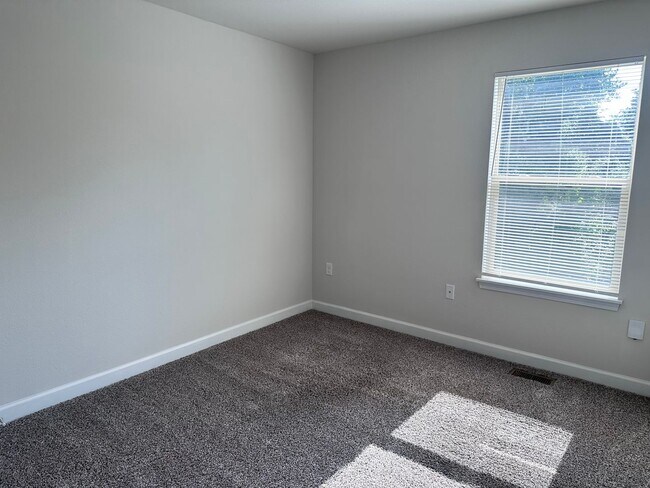 Building Photo - 1406 NE Mary Ct
