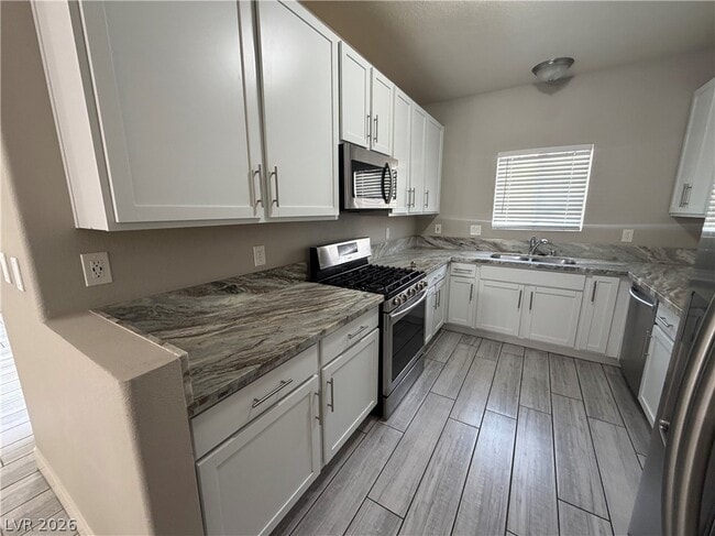 Building Photo - 1900 N Torrey Pines Dr