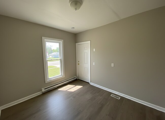 Building Photo - 1155 W 9th St