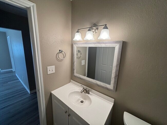 Building Photo - Spacious 3 bed 2 bath home, move in ready
