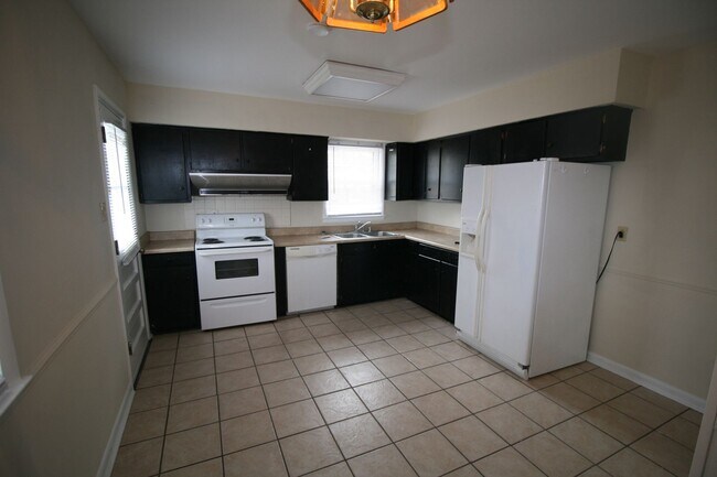 Building Photo - 402 Greenlawn Ct