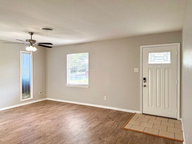 Building Photo - 4 Bedroom / 2 Bath / 2 Car Garage