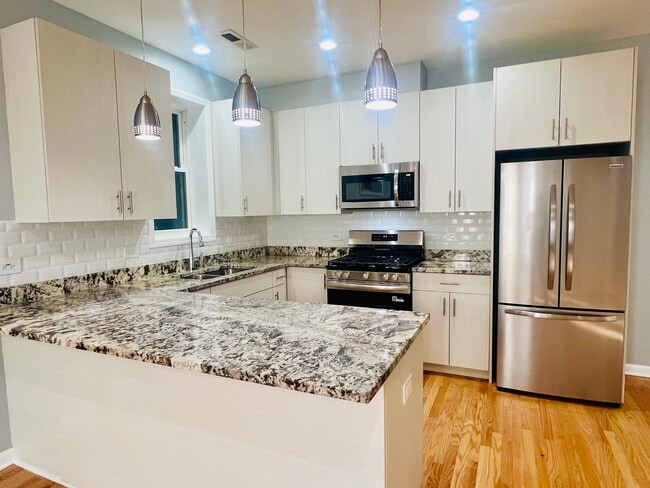 Building Photo - 1750 W Cermak Rd