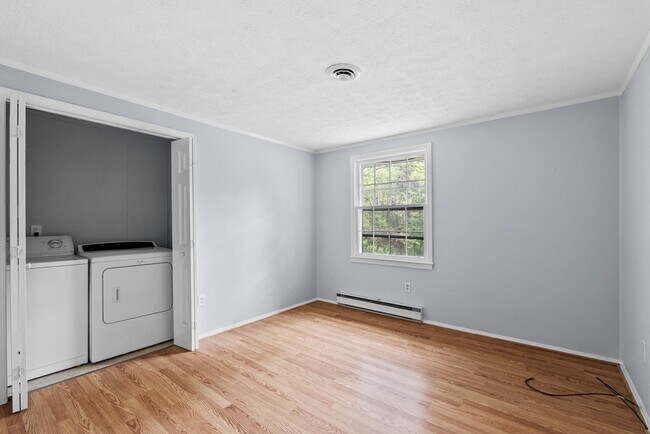 Building Photo - Updated 3-Bedroom Home on Quiet Street in Charlotte Court House!