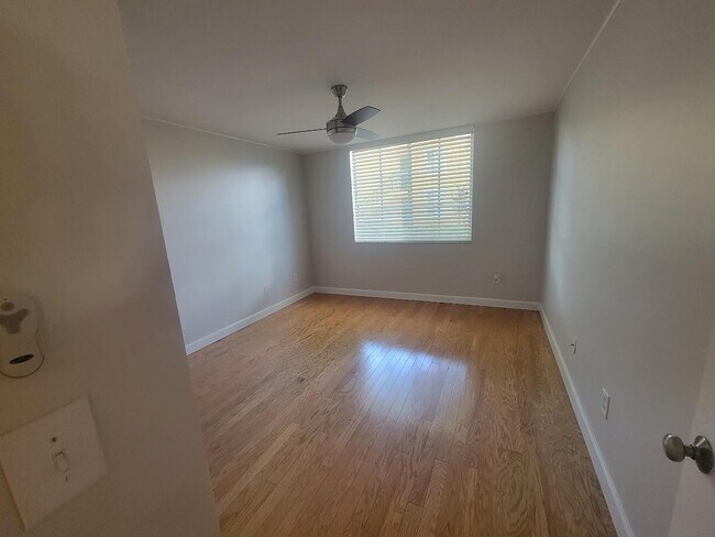 Building Photo - 180 Yacht Club Way