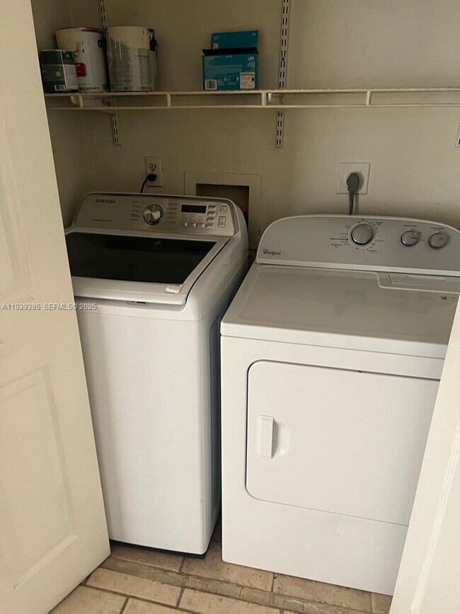 Building Photo - 641 Executive Center Dr