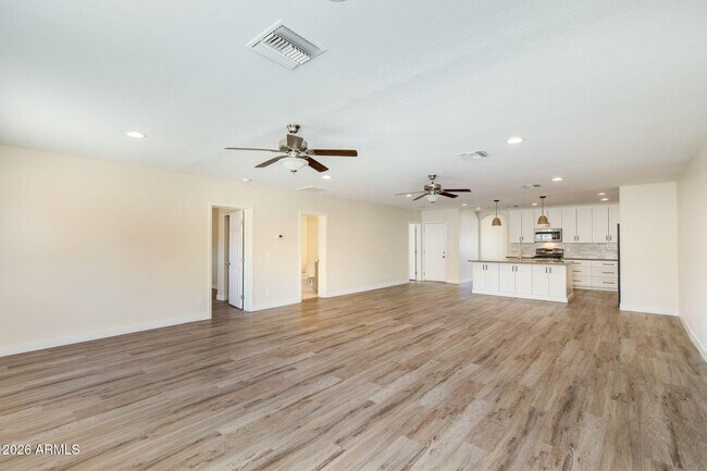Building Photo - 5002 E Mitchell Dr