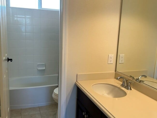 Building Photo - Newer Beautiful 4-Br/2.5-BA Home - Hoakalei Golf Course