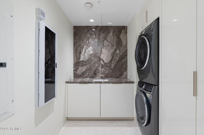 Building Photo - 6587 N Palmeraie Blvd