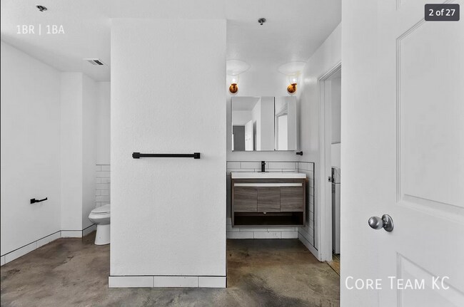 Building Photo - 320 W 7th St