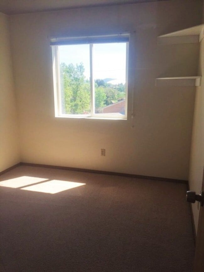 Building Photo - Top Location Condo!