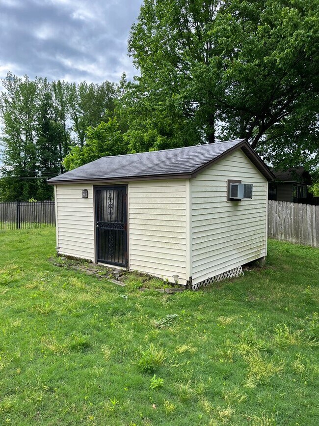 Building Photo - Spacious