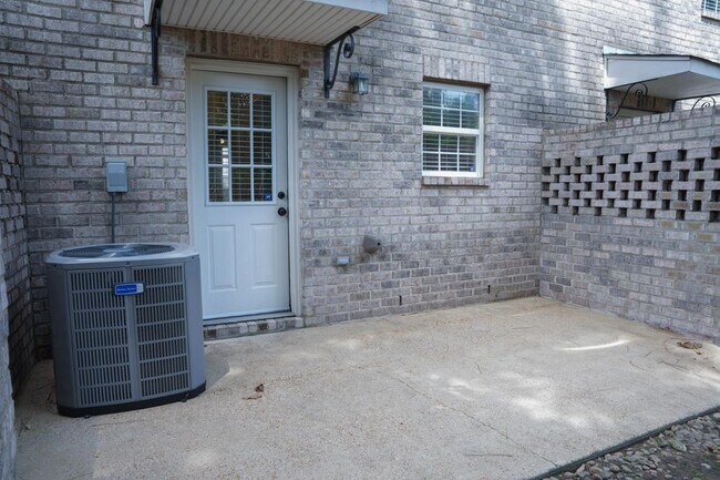 Building Photo - 2206 Anderson Rd