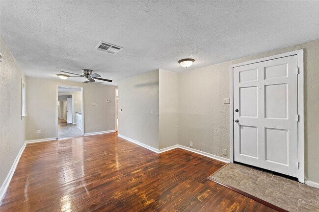 Building Photo - 4 Bedroom 2 Bath for lease