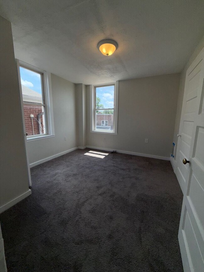 Building Photo - 2 Bed 1 Bath in Swissvale!