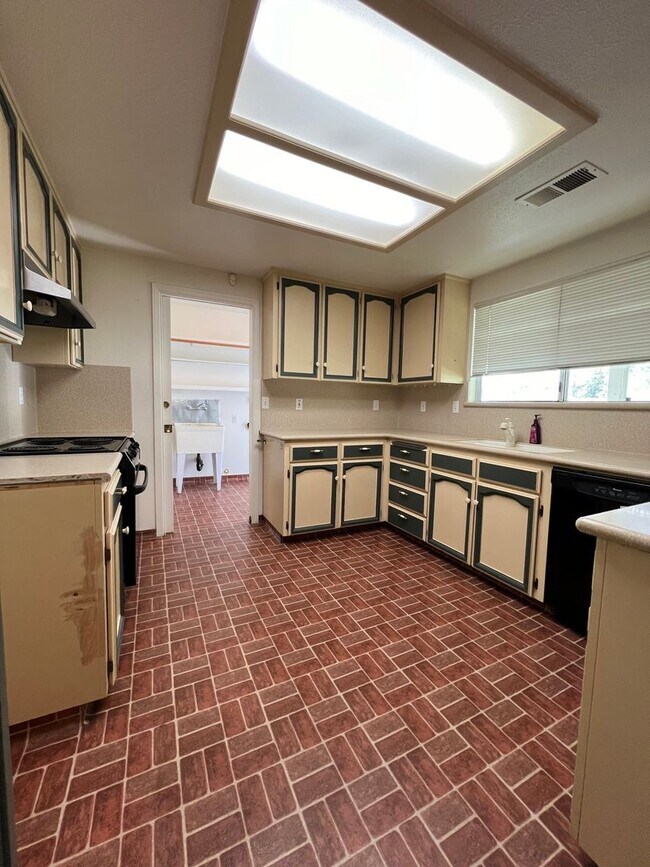 Building Photo - Now Available! In Madera Ranchos