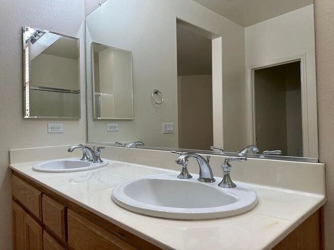 Building Photo - 3BR/2.5BA Oak Commons Home w/ Backyard & Community Pool & Park