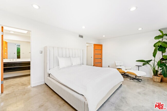 Building Photo - 3744 Cody Rd