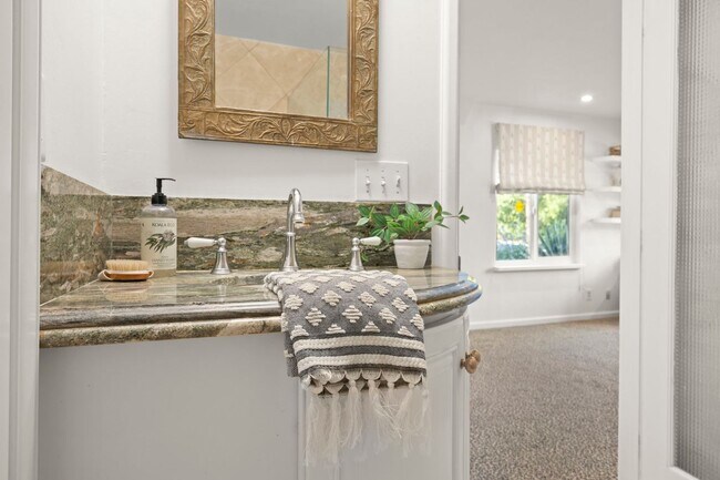 Building Photo - Upscale Downtown Living