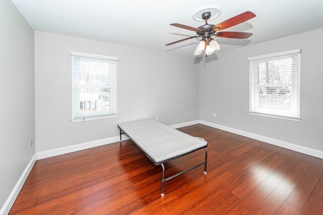 Building Photo - 4 Bedroom 2.5 Bath House in Montclair - We...